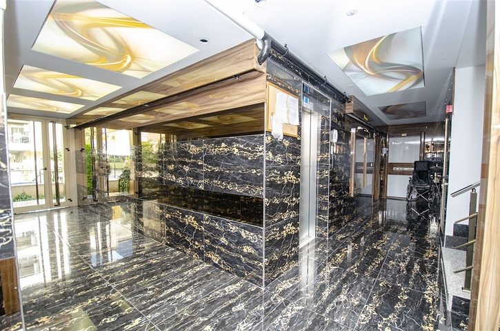 شقة واسعة 3 + 1 مع مطبخ منفصل في المجمع يبعد  600 متر إلى البحر