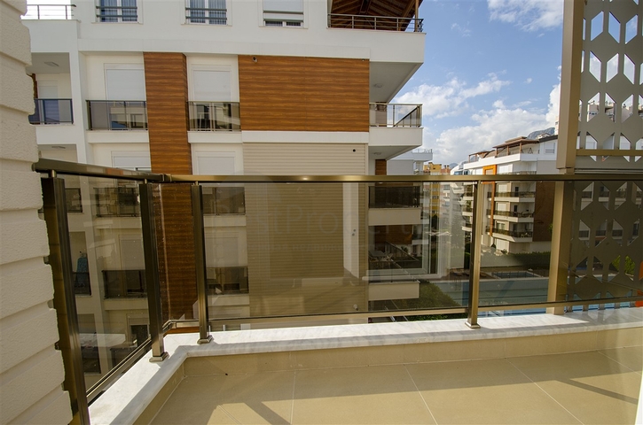 شقة واسعة 3 + 1 مع مطبخ منفصل في المجمع يبعد  600 متر إلى البحر