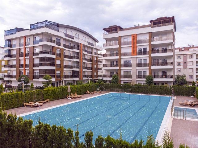 شقة واسعة 3 + 1 مع مطبخ منفصل في المجمع يبعد  600 متر إلى البحر