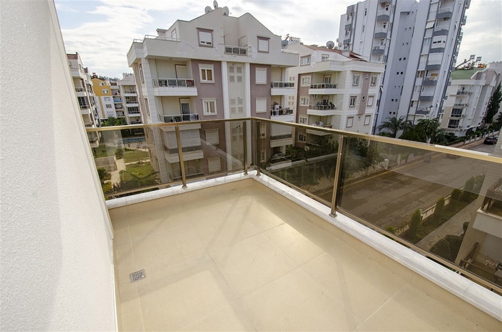 شقة واسعة 3 + 1 مع مطبخ منفصل في المجمع يبعد  600 متر إلى البحر