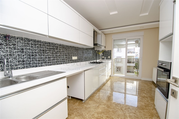 شقة واسعة 3 + 1 مع مطبخ منفصل في المجمع يبعد  600 متر إلى البحر