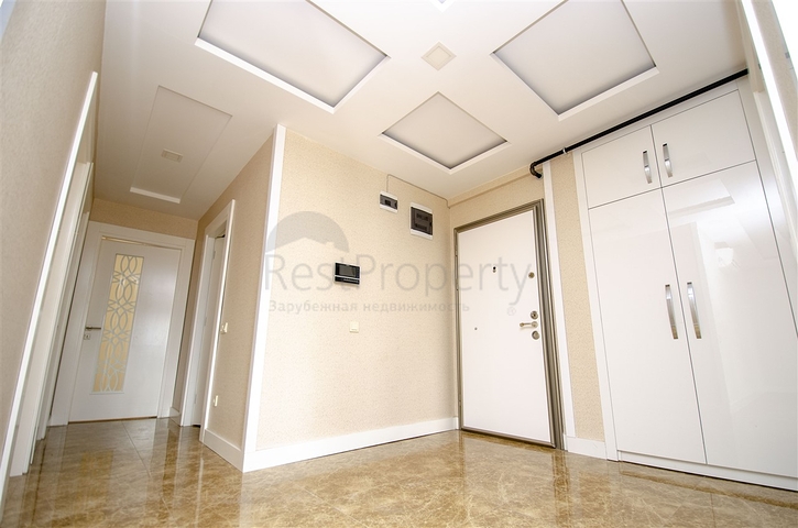 شقة واسعة 3 + 1 مع مطبخ منفصل في المجمع يبعد  600 متر إلى البحر