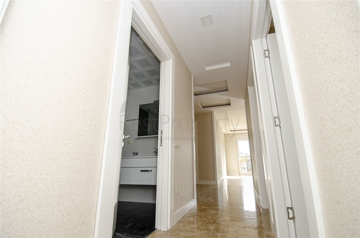 شقة واسعة 3 + 1 مع مطبخ منفصل في المجمع يبعد  600 متر إلى البحر