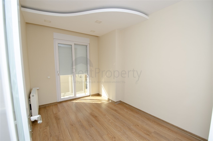 شقة واسعة 3 + 1 مع مطبخ منفصل في المجمع يبعد  600 متر إلى البحر