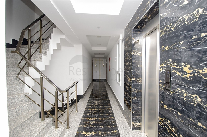 شقة واسعة 3 + 1 مع مطبخ منفصل في المجمع يبعد  600 متر إلى البحر