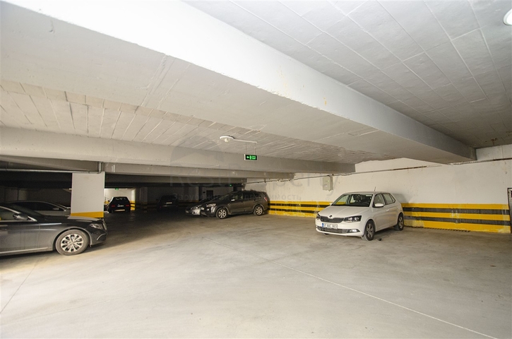 شقة واسعة 3 + 1 مع مطبخ منفصل في المجمع يبعد  600 متر إلى البحر