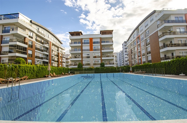 شقة واسعة 3 + 1 مع مطبخ منفصل في المجمع يبعد  600 متر إلى البحر