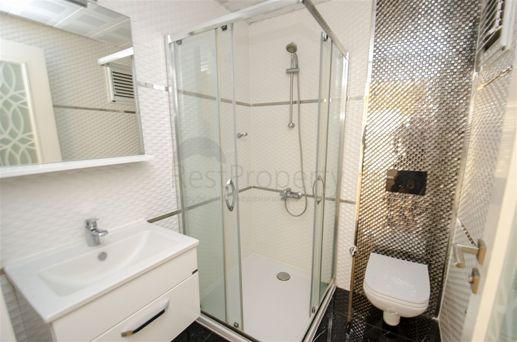 شقة واسعة 3 + 1 مع مطبخ منفصل في المجمع يبعد  600 متر إلى البحر