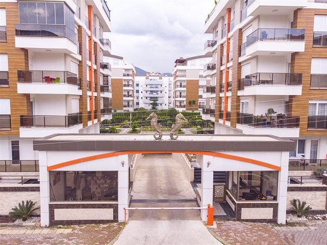 شقة واسعة 3 + 1 مع مطبخ منفصل في المجمع يبعد  600 متر إلى البحر