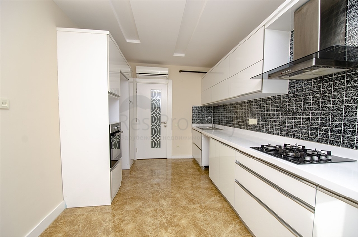 شقة واسعة 3 + 1 مع مطبخ منفصل في المجمع يبعد  600 متر إلى البحر