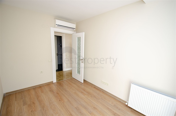 شقة واسعة 3 + 1 مع مطبخ منفصل في المجمع يبعد  600 متر إلى البحر