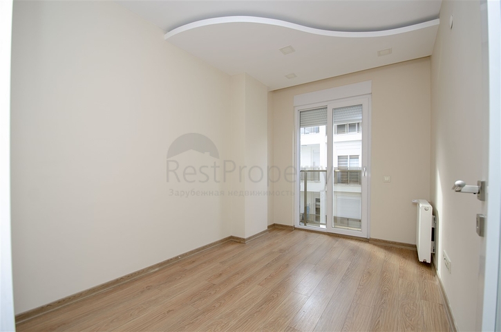 شقة واسعة 3 + 1 مع مطبخ منفصل في المجمع يبعد  600 متر إلى البحر