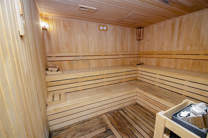 شقة واسعة 3 + 1 مع مطبخ منفصل في المجمع يبعد  600 متر إلى البحر