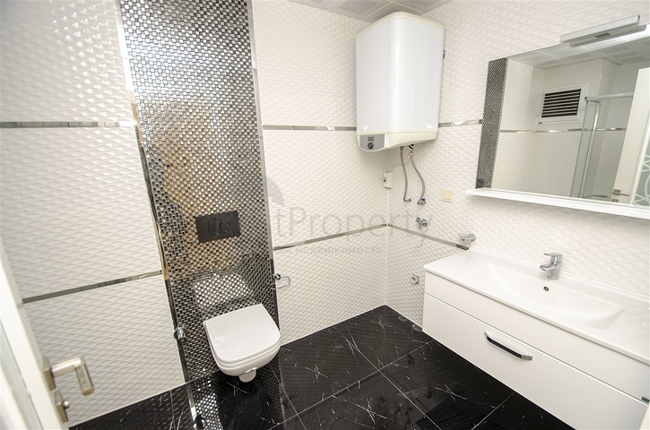 شقة واسعة 3 + 1 مع مطبخ منفصل في المجمع يبعد  600 متر إلى البحر