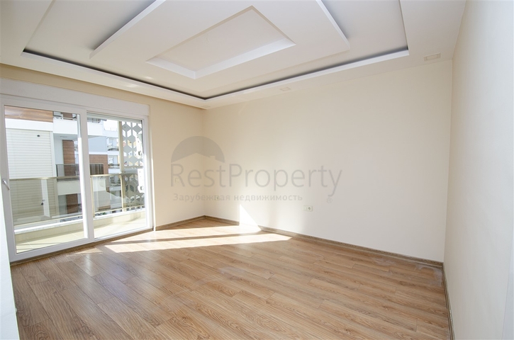 شقة واسعة 3 + 1 مع مطبخ منفصل في المجمع يبعد  600 متر إلى البحر