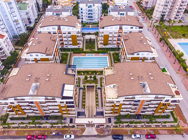 شقة واسعة 3 + 1 مع مطبخ منفصل في المجمع يبعد  600 متر إلى البحر