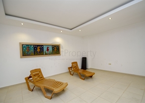 شقة واسعة 3 + 1 مع مطبخ منفصل في المجمع يبعد  600 متر إلى البحر