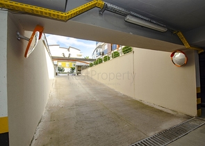 شقة واسعة 3 + 1 مع مطبخ منفصل في المجمع يبعد  600 متر إلى البحر