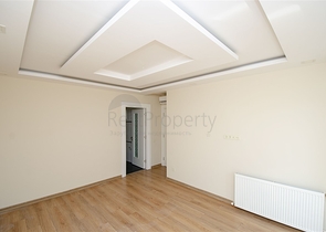 شقة واسعة 3 + 1 مع مطبخ منفصل في المجمع يبعد  600 متر إلى البحر