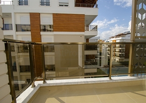 شقة واسعة 3 + 1 مع مطبخ منفصل في المجمع يبعد  600 متر إلى البحر