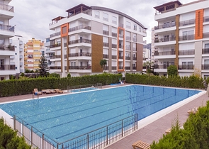 شقة واسعة 3 + 1 مع مطبخ منفصل في المجمع يبعد  600 متر إلى البحر