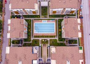 شقة واسعة 3 + 1 مع مطبخ منفصل في المجمع يبعد  600 متر إلى البحر