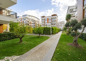 شقة واسعة 3 + 1 مع مطبخ منفصل في المجمع يبعد  600 متر إلى البحر