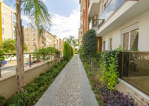 شقة واسعة 3 + 1 مع مطبخ منفصل في المجمع يبعد  600 متر إلى البحر