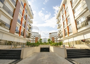 شقة واسعة 3 + 1 مع مطبخ منفصل في المجمع يبعد  600 متر إلى البحر