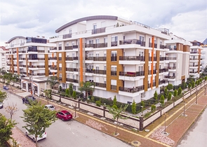 شقة واسعة 3 + 1 مع مطبخ منفصل في المجمع يبعد  600 متر إلى البحر