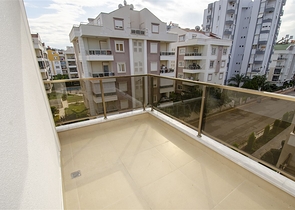 شقة واسعة 3 + 1 مع مطبخ منفصل في المجمع يبعد  600 متر إلى البحر