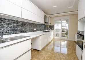 شقة واسعة 3 + 1 مع مطبخ منفصل في المجمع يبعد  600 متر إلى البحر