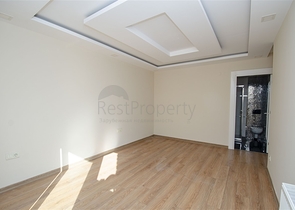 شقة واسعة 3 + 1 مع مطبخ منفصل في المجمع يبعد  600 متر إلى البحر