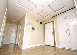 شقة واسعة 3 + 1 مع مطبخ منفصل في المجمع يبعد  600 متر إلى البحر