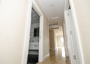 شقة واسعة 3 + 1 مع مطبخ منفصل في المجمع يبعد  600 متر إلى البحر