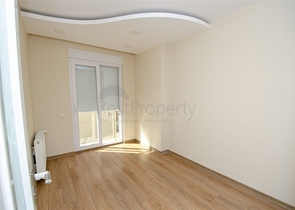 شقة واسعة 3 + 1 مع مطبخ منفصل في المجمع يبعد  600 متر إلى البحر