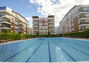 شقة واسعة 3 + 1 مع مطبخ منفصل في المجمع يبعد  600 متر إلى البحر