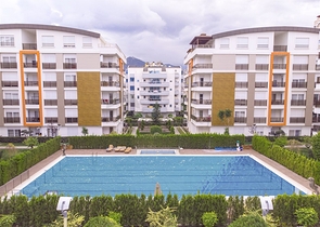 شقة واسعة 3 + 1 مع مطبخ منفصل في المجمع يبعد  600 متر إلى البحر