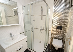 شقة واسعة 3 + 1 مع مطبخ منفصل في المجمع يبعد  600 متر إلى البحر