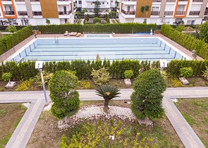 شقة واسعة 3 + 1 مع مطبخ منفصل في المجمع يبعد  600 متر إلى البحر