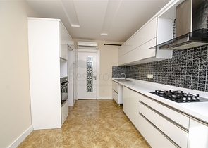 شقة واسعة 3 + 1 مع مطبخ منفصل في المجمع يبعد  600 متر إلى البحر