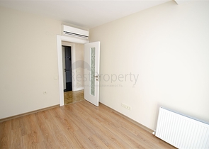 شقة واسعة 3 + 1 مع مطبخ منفصل في المجمع يبعد  600 متر إلى البحر