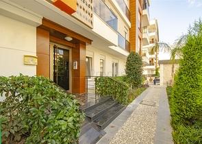 شقة واسعة 3 + 1 مع مطبخ منفصل في المجمع يبعد  600 متر إلى البحر