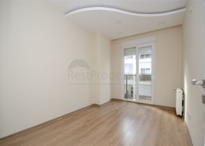 شقة واسعة 3 + 1 مع مطبخ منفصل في المجمع يبعد  600 متر إلى البحر