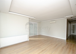 شقة واسعة 3 + 1 مع مطبخ منفصل في المجمع يبعد  600 متر إلى البحر