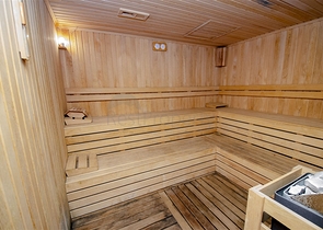 شقة واسعة 3 + 1 مع مطبخ منفصل في المجمع يبعد  600 متر إلى البحر