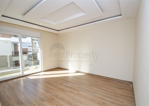 شقة واسعة 3 + 1 مع مطبخ منفصل في المجمع يبعد  600 متر إلى البحر