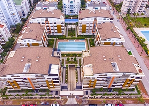 شقة واسعة 3 + 1 مع مطبخ منفصل في المجمع يبعد  600 متر إلى البحر