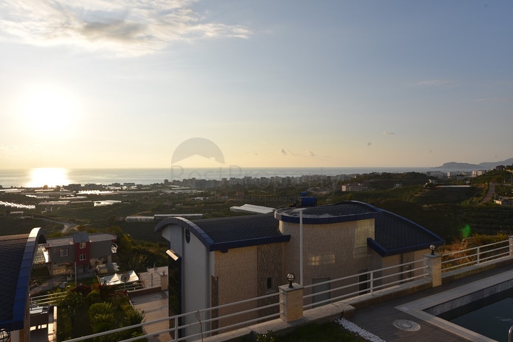 فيلا مستقلة - اطلالة بحر - مسبح خاص - في الانيا 