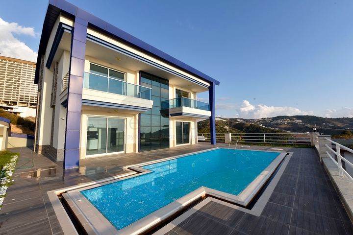 فيلا مستقلة - اطلالة بحر - مسبح خاص - في الانيا 